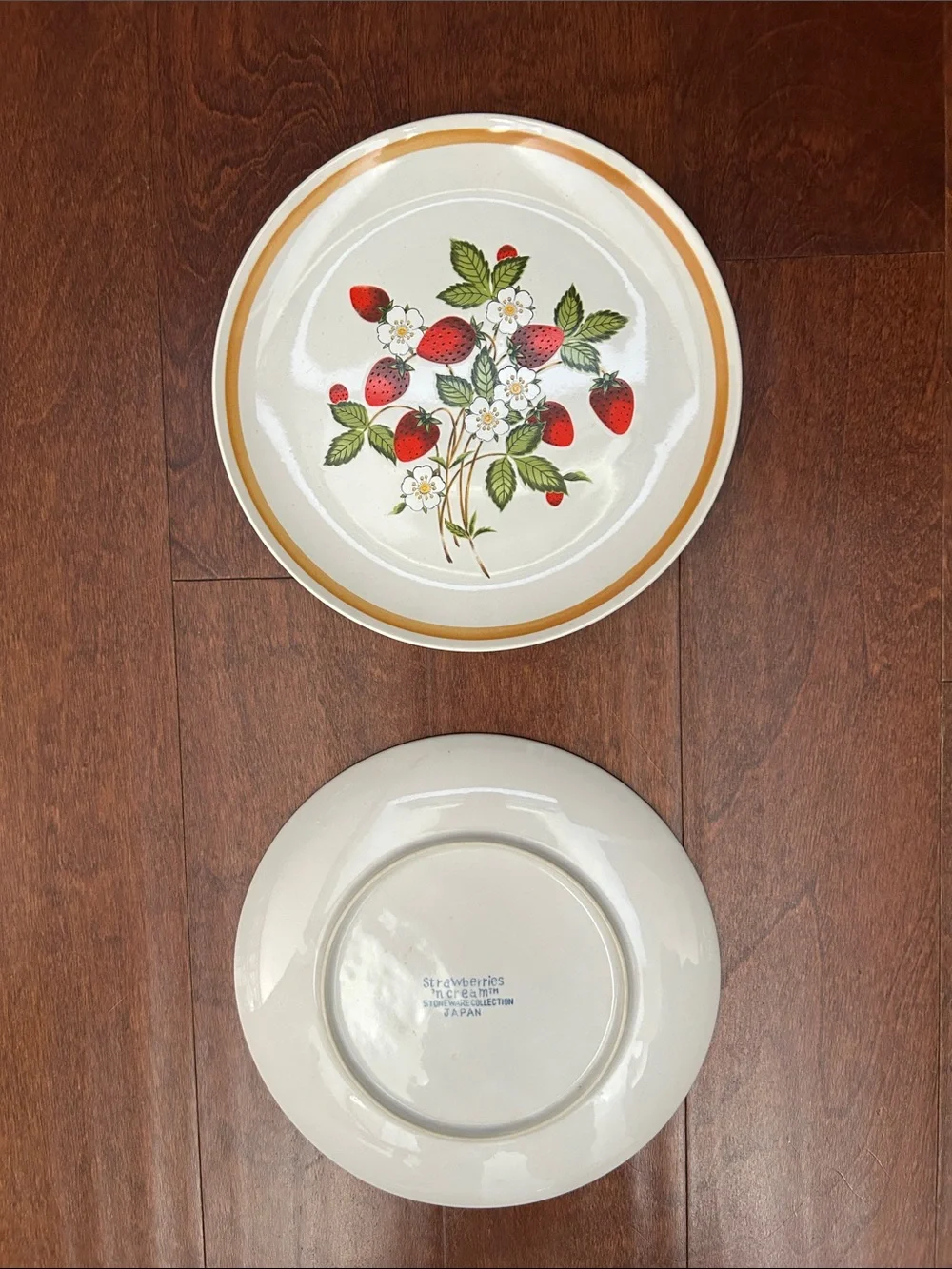 Sheffield Vintage Strawberries ‘n Cream Dinner Plates with Gold Rim, Set of Two